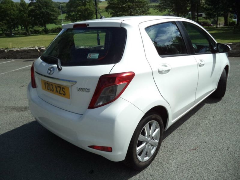 2013 Toyota Yaris 1.33 VVT-i TR 5dr image 4