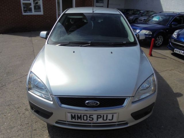 2005 Ford Focus 1.6 GHIA 5d image 2