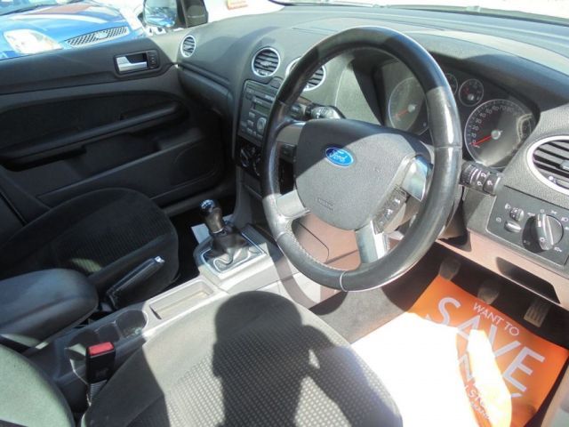 2005 Ford Focus 1.6 GHIA 5d image 5