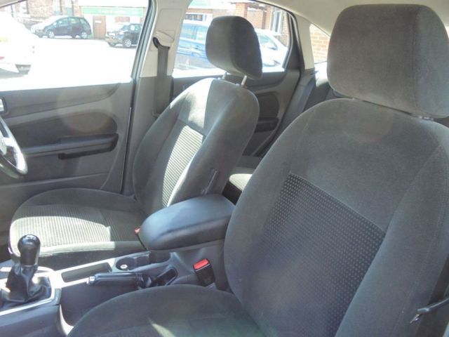 2005 Ford Focus 1.6 GHIA 5d image 7