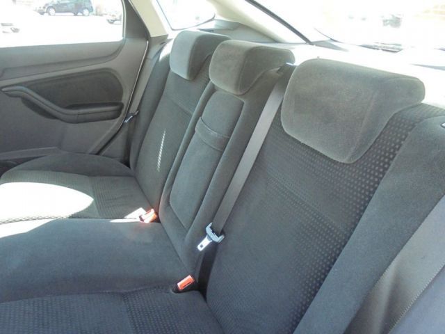 2005 Ford Focus 1.6 GHIA 5d image 8