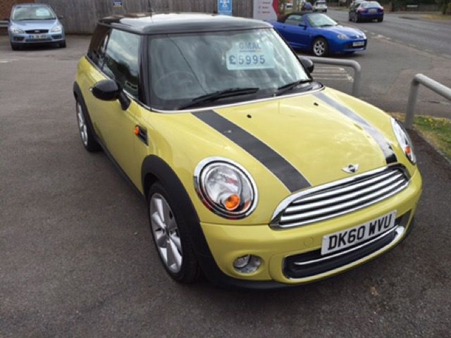 2010 MINI Hatch Cooper 1.6 3d image 1
