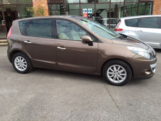2010 Renault Scenic 1.5 Privilege TOMTOM DCI 5d image 2
