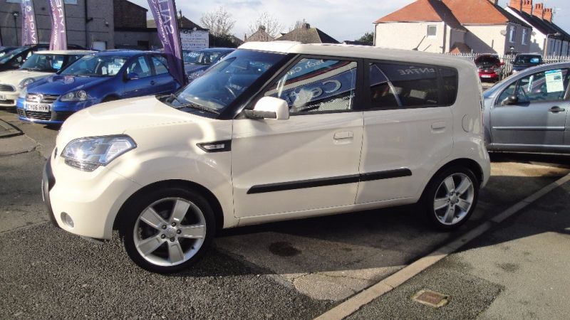 2010 Kia Soul 1.6 CRDi Shaker 5dr image 2