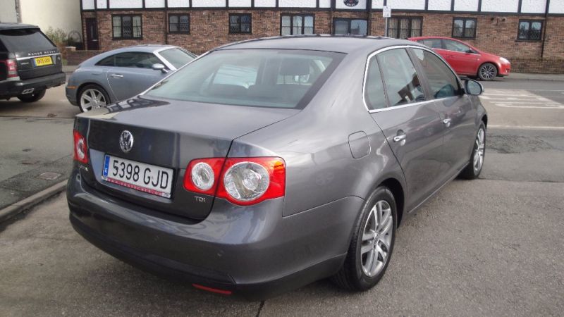 2008 Volkswagen Jetta TDi 4dr image 4