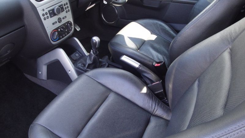 2004 Vauxhall Tigra 1.8 i Sport 2dr image 3