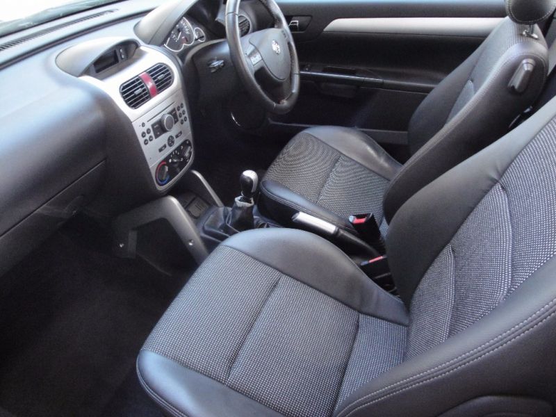 2005 Vauxhall Tigra 1.4 i 16v Sport 2dr image 8