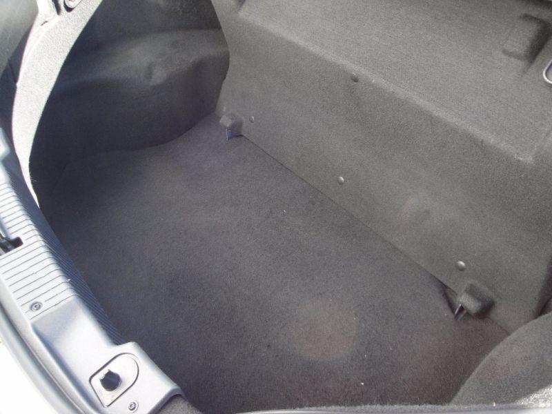 2005 Vauxhall Tigra 1.4 i 16v Sport 2dr image 9