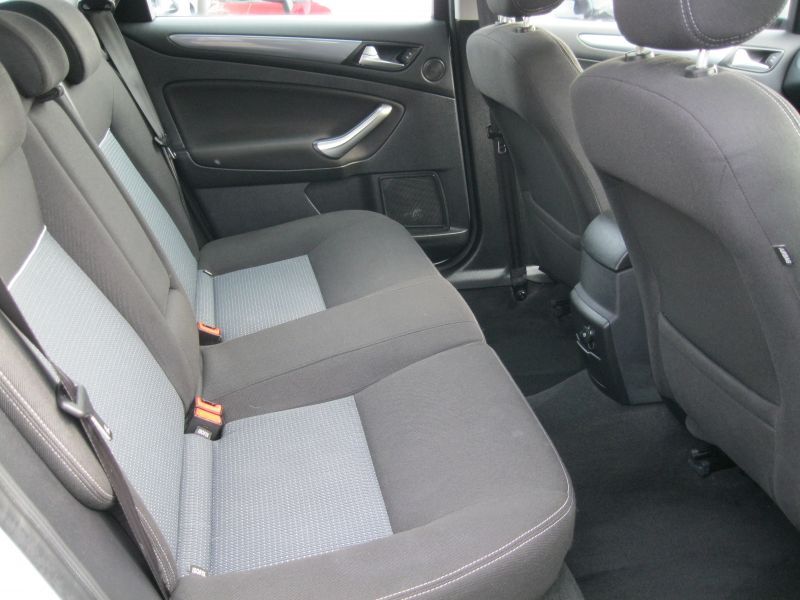 2011 Ford Mondeo 2.0 TDCi Zetec 5dr image 9