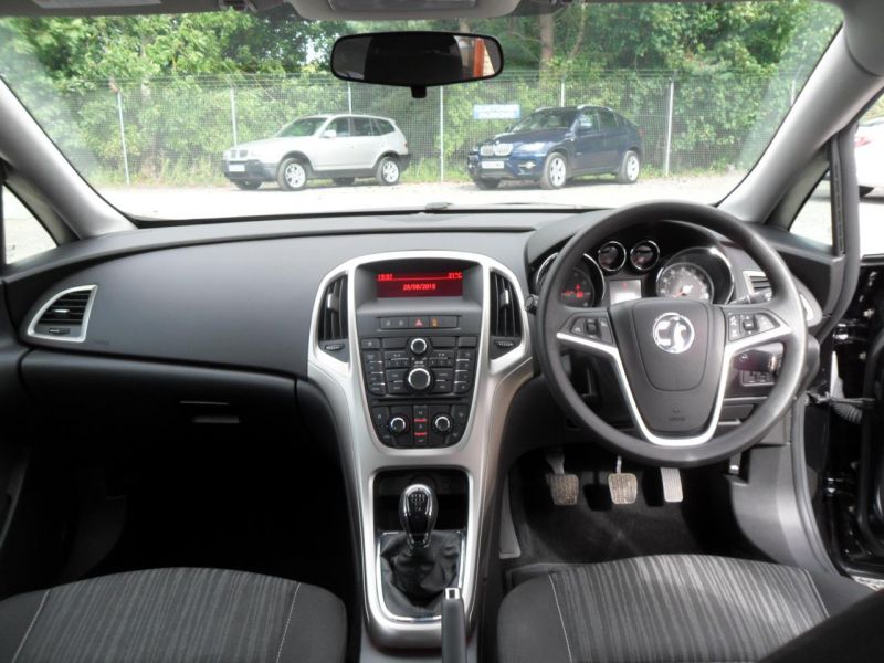 2010 Vauxhall Astra 1.6 5dr image 8