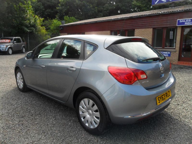 2013 Vauxhall Astra 1.7 Cdti Ecoflex S/S image 5