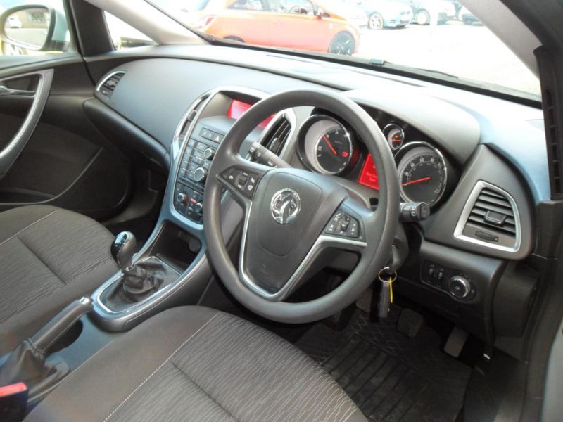 2013 Vauxhall Astra 1.7 Cdti Ecoflex S/S image 7