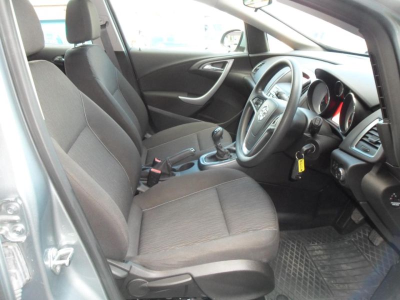 2013 Vauxhall Astra 1.7 Cdti Ecoflex S/S image 8