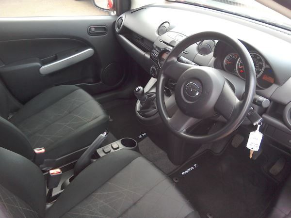 2014 Mazda 2 1.3 SE image 8