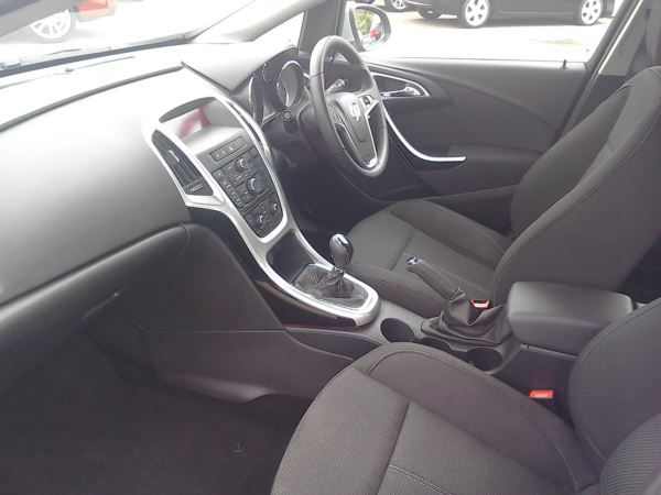 2013 Vauxhall Astra 2.0 CDTi 16V 5dr image 4