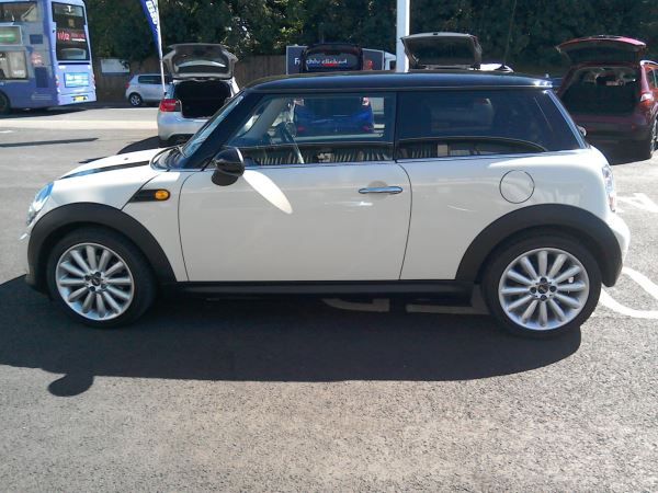 2010 MINI Hatch 1.6 Cooper D 3dr image 3