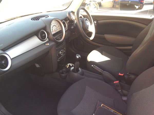 2010 MINI Hatch 1.6 Cooper D 3dr image 6