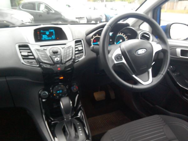 2013 Ford Fiesta 1.6 Zetec 5dr image 5