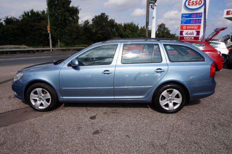 2010 Skoda Octavia 1.6 TDI 5dr image 2