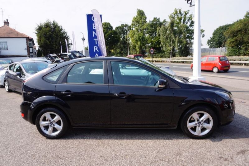 2010 Ford Focus 1.6 Zetec 5dr image 5