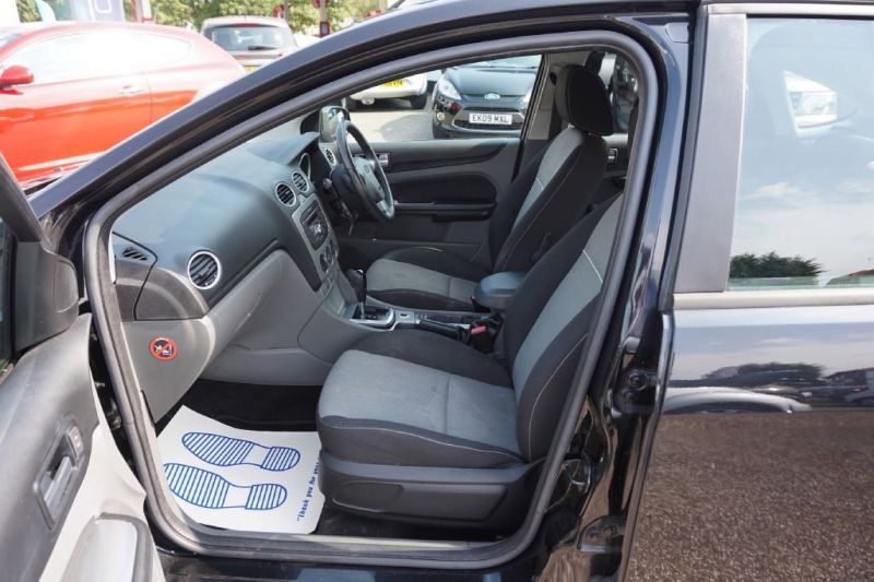 2010 Ford Focus 1.6 Zetec 5dr image 8
