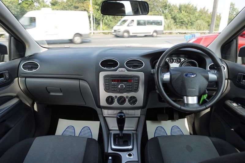 2010 Ford Focus 1.6 Zetec 5dr image 9