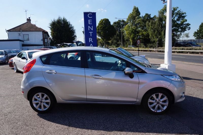 2011 Ford Fiesta 1.4 Zetec 16V 5dr image 5