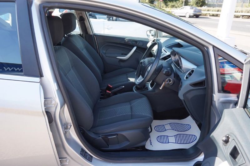 2011 Ford Fiesta 1.4 Zetec 16V 5dr image 6
