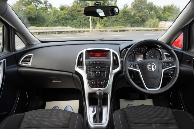 2012 Vauxhall Astra 1.6 SRI CDTI 5dr image 9