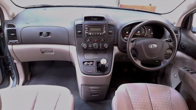 2010 Kia Sedona 2.9 GS 5d image 8