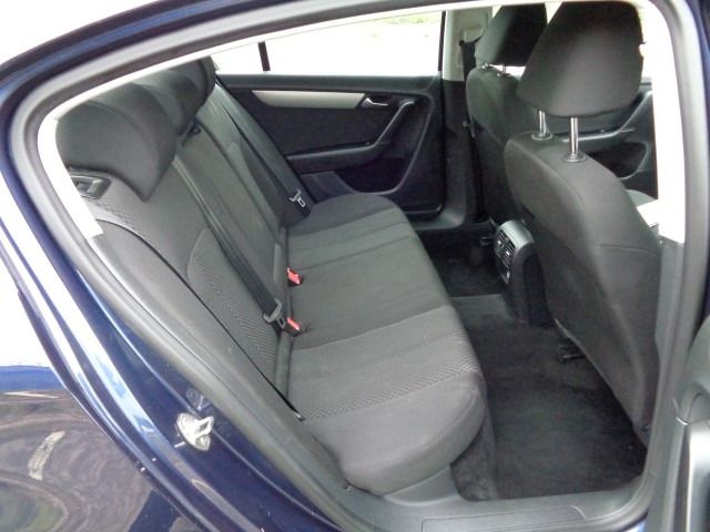 2012 Volkswagen Passat 1.6 S TDI 4d image 7