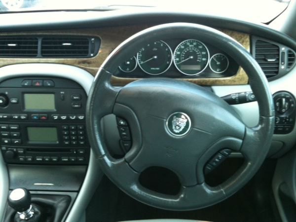 2002 Jaguar X-Type 2.5 V6 SE image 6