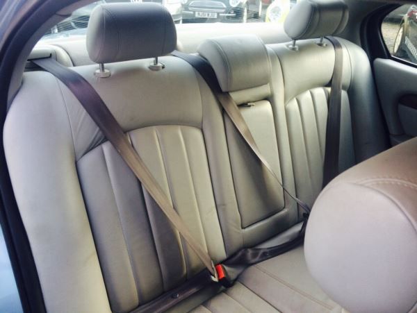 2002 Jaguar X-Type 2.5 V6 SE image 7