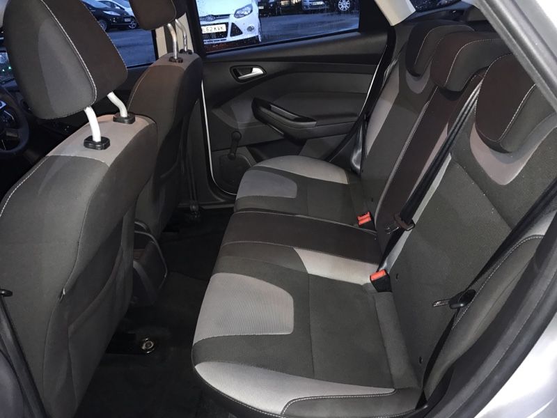 2012 Ford Focus 1.6 Ti-VCT Zetec 5dr image 8