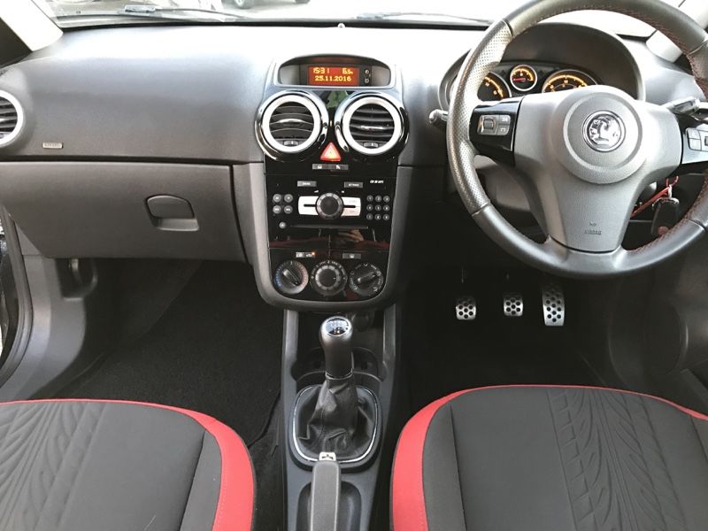 2011 Vauxhall Corsa 1.4 i 16v SRi 3dr image 9