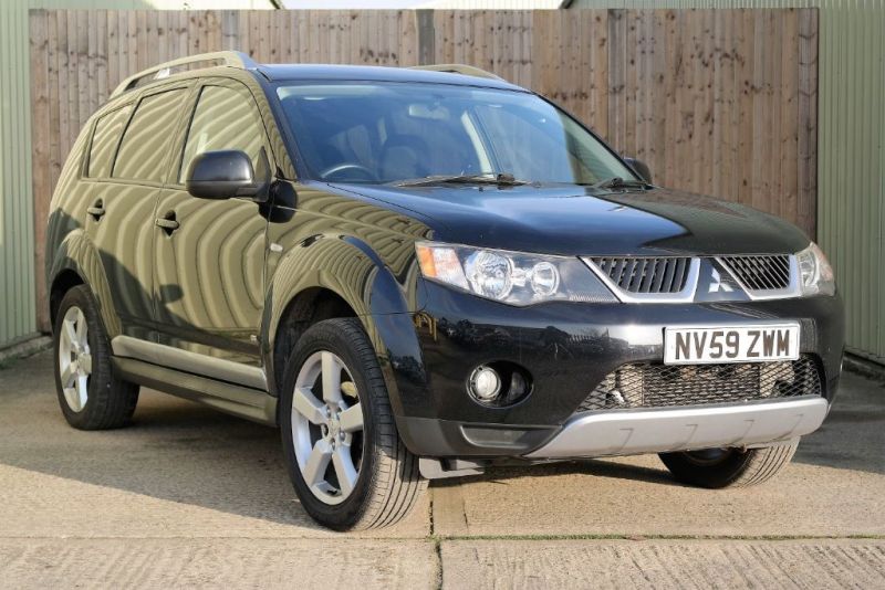 2010 Mitsubishi Outlander SE DI-D image 1