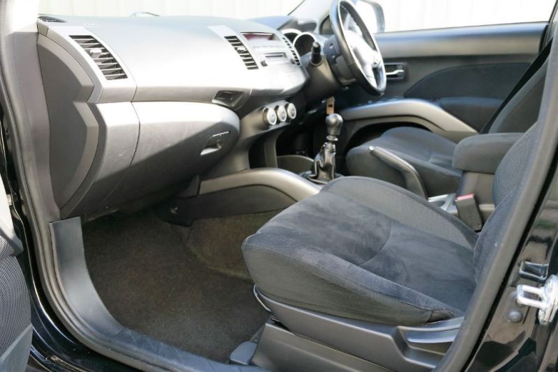 2010 Mitsubishi Outlander SE DI-D image 8