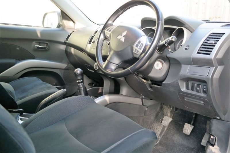 2010 Mitsubishi Outlander SE DI-D image 9