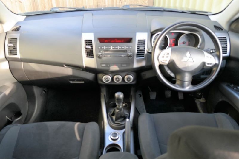 2010 Mitsubishi Outlander SE DI-D image 10