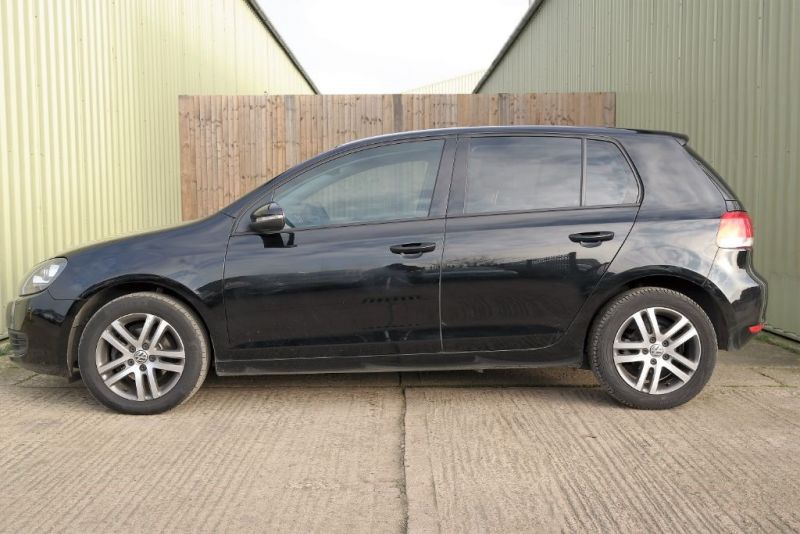 2010 VW Golf Bluemotion SE TDI image 3