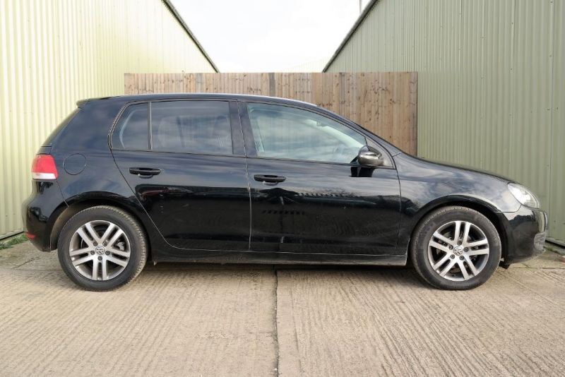 2010 VW Golf Bluemotion SE TDI image 4
