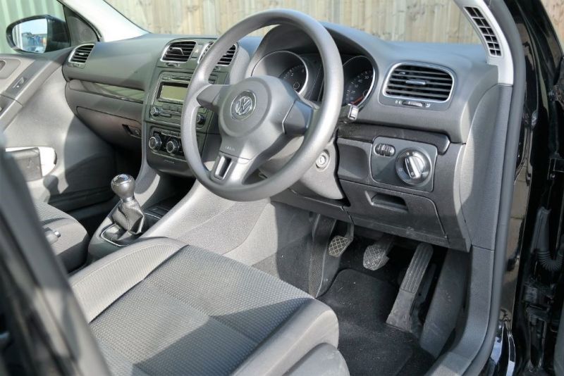 2010 VW Golf Bluemotion SE TDI image 6