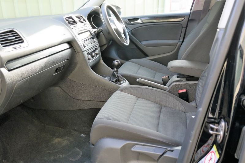 2010 VW Golf Bluemotion SE TDI image 9