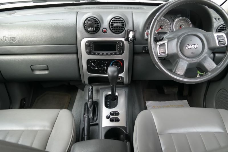 2006 Jeep Cherokee CRD image 8