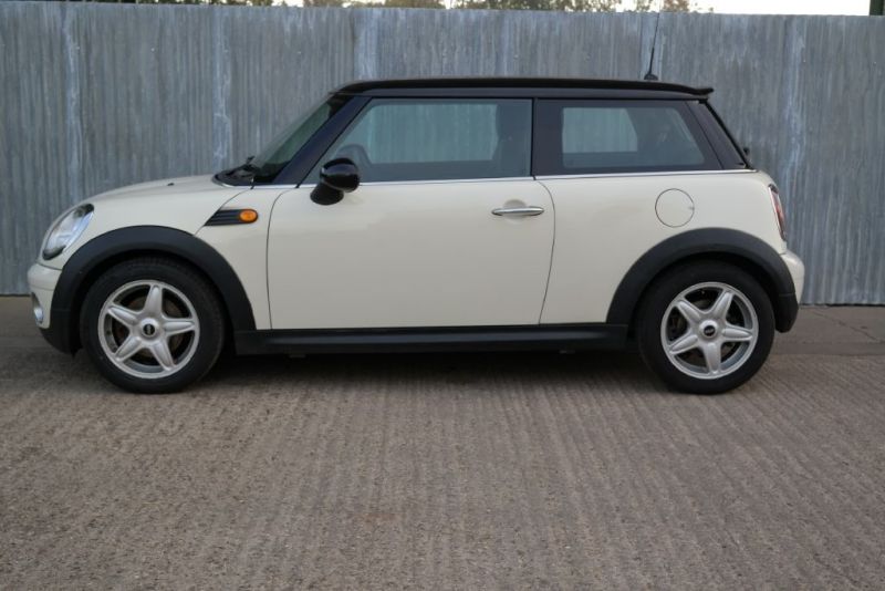 2008 MINI Hatch Cooper image 3