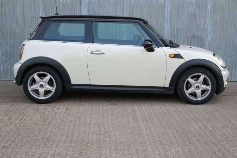 2008 MINI Hatch Cooper image 4