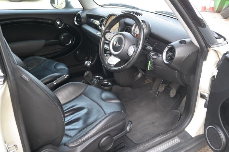2008 MINI Hatch Cooper image 8