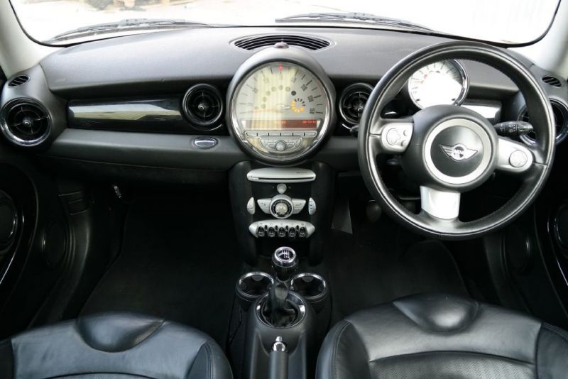 2008 MINI Hatch Cooper image 9