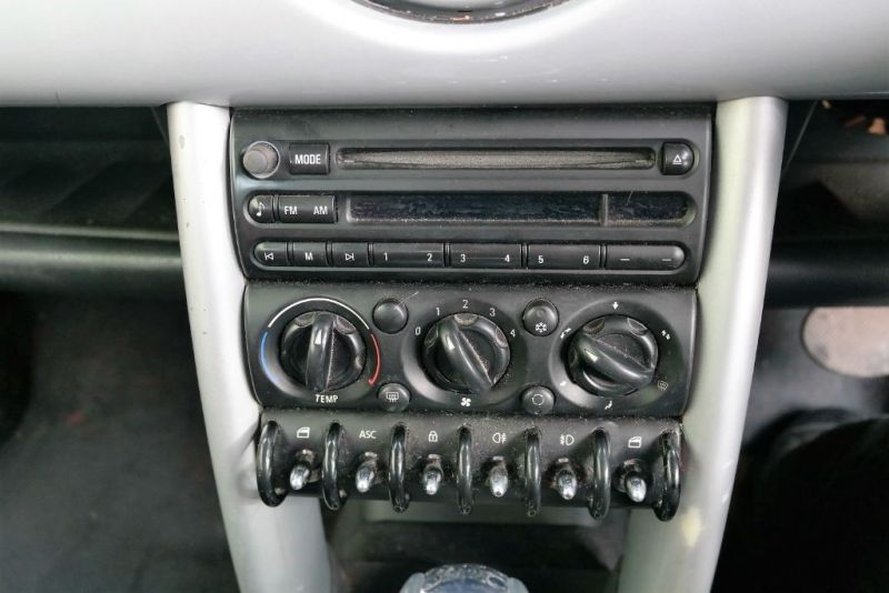 2002 MINI Hatch Cooper 1.6 image 9