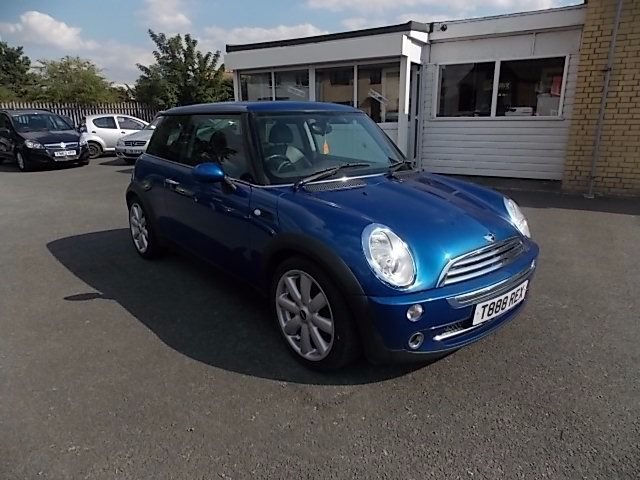 2005 MINI Hatch 1.6 Cooper 3d image 1